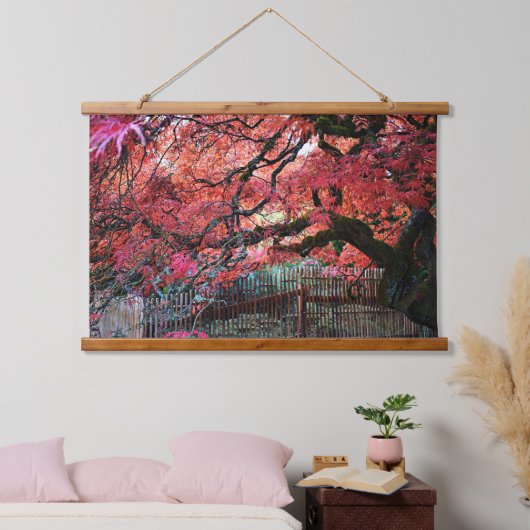 Gnarly Red Japan Maple and Bamboo Fence Wandteppich Mit Holzrahmen (Schlafzimmer)