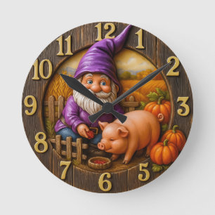 Gnom beim Füttern eines Schweins in einer Herbstla Runde Wanduhr