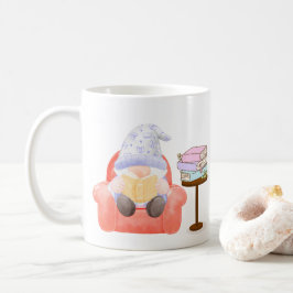 Gnom mit ein wenig Lektüre auf einer Kaffeetasse
