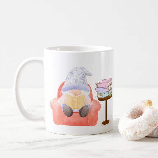 Gnom mit ein wenig Lektüre auf einer Kaffeetasse (Mit Donut)