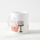 Gnom mit ein wenig Lektüre auf einer Kaffeetasse (Vorderseite Links)