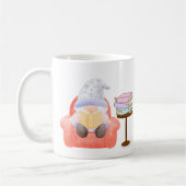 Gnom mit ein wenig Lektüre auf einer Kaffeetasse (Links)