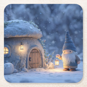 Gnom mit einer Laterne außerhalb einer schneebedec Rechteckiger Pappuntersetzer