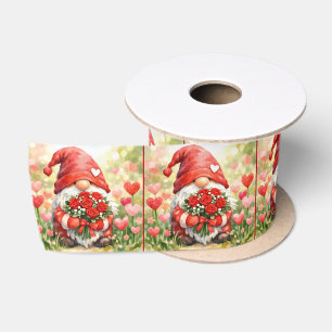 Gnom mit roten Rosen in einem Garten Satinband