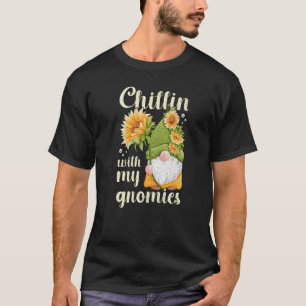 Gnom mit Sonnenblumen Frühlingsmotiv mit Gartenzwe T-Shirt