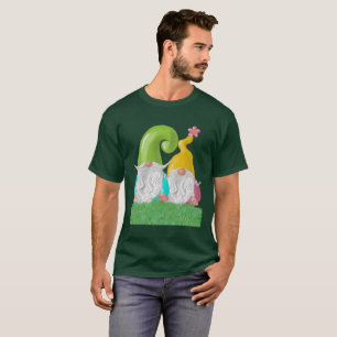 Gnom-Paar stehend im Gras Unisex T-Shirt