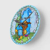 Gnom spielt Golf  Runde Wanduhr (Winkel)