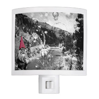 Gnome auf dem durchstreifennachtlicht