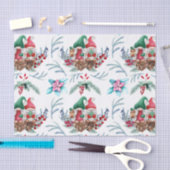 Gnome auf Pine Cones Seidenpapier (Handwerk)