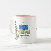 Gnome Bee Kind Zweifarbige Tasse (Vorderseite Links)