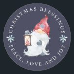 Gnome Christmas Segings Peace Liebe Joy Runder Aufkleber<br><div class="desc">Ein traditionelles Nisse-Gnom bringt Weihnachtssegmente von Frieden, Liebe und Freude. Der gesamte Text kann personalisiert sein, sodass Sie Ihre eigenen Lieblingssegmente hinzufügen können. Der Gnome trägt einen roten Hut mit einem grauen Stern, der seinen Fäustern und Stiefeln entspricht. Er auch als langer Bart, der die meisten von ihm bedeckt. Er...</div>