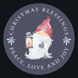 Gnome Christmas Segings Peace Liebe Joy Runder Aufkleber<br><div class="desc">Ein traditionelles Nisse-Gnom bringt Weihnachtssegmente von Frieden, Liebe und Freude. Der gesamte Text kann personalisiert sein, sodass Sie Ihre eigenen Lieblingssegmente hinzufügen können. Der Gnome trägt einen roten Hut mit einem grauen Stern, der seinen Fäustern und Stiefeln entspricht. Er auch als langer Bart, der die meisten von ihm bedeckt. Er...</div>