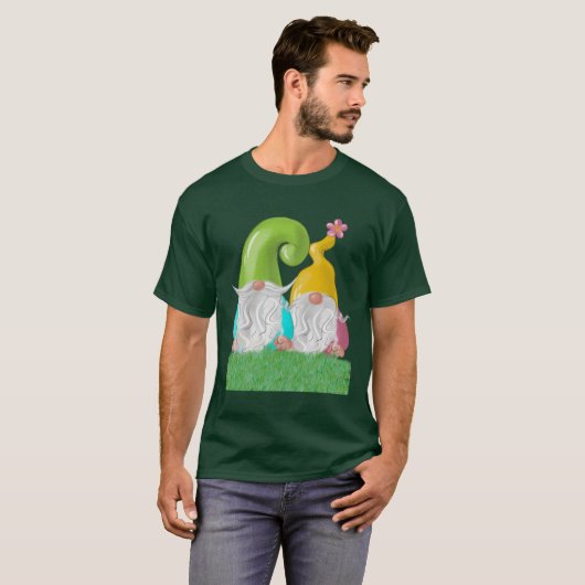 Gnome Couple Stehend im Gras Unisex T-Shirt (Vorne ganz)