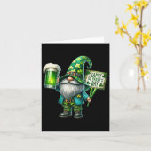 Gnome Drinking St. Patricks Day Happy St Paddys Karte (Gelbe Blume)