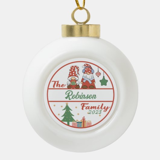 Gnome Family Christmas Keramik Kugel-Ornament (Vorderseite)