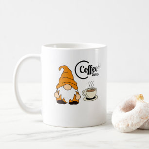 Gnome Hanging mit einer Tasse Kaffee