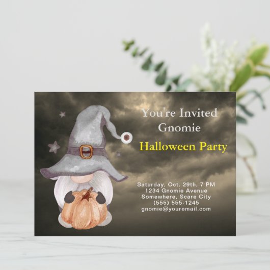 Gnome Hexch Pumpkin Cloudy Sky Halloween-Party Einladung (Stehend Vorderseite)
