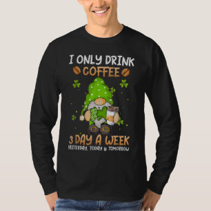 Gnome I only Drink Kaffee 3 Tage die Woche St. Pat T-Shirt