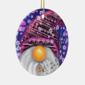 Gnome in Lila Hütten Singt ein Weihnachtslied Spaß Keramik Ornament (Rechts)