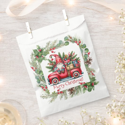 Gnome in rotem LKW gefüllt mit Geschenken Geschenktütchen (Ausgeschnitten)