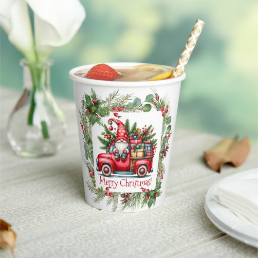 Gnome in rotem LKW gefüllt mit Geschenken Pappbecher (In Situ)