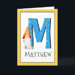 Gnome Kids Letter M Name and Age Birthday Gruß Karte<br><div class="desc">Klicken Sie auf "Anpassen", um die Randfarbe zu ändern. Wenn Sie den Namen und das Alter eines Geburtstagsmädchens oder eines Jungen zu unserer Monogrammkarte hinzufügen, erstellen Sie einen einmaligen, speziell für Kinder gestalteten Geburtstagsgruß. Neben dem großen blauen Buchstaben mit gelben und orangefarbenen Sternen und Spiralen zu stecken ist eines unserer...</div>