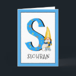 Gnome Kids Letter S Name and Age Birthday Gruß Karte<br><div class="desc">Klicken Sie auf "Anpassen", um die Randfarbe zu ändern. Wenn Sie den Namen und das Alter eines Geburtstagsmädchens oder eines Jungen zu unserer Monogrammkarte hinzufügen, erstellen Sie einen einmaligen, speziell für Kinder gestalteten Geburtstagsgruß. Neben dem großen blauen Buchstaben mit gelben und orangefarbenen Sternen und Spiralen zu stecken ist eines unserer...</div>