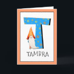 Gnome Kids Letter T Name and Age Birthday Gruß Karte<br><div class="desc">Klicken Sie auf "Anpassen", um die Randfarbe zu ändern. Wenn Sie den Namen und das Alter eines Geburtstagsmädchens oder eines Jungen zu unserer Monogrammkarte hinzufügen, erstellen Sie einen einmaligen, speziell für Kinder gestalteten Geburtstagsgruß. Neben dem großen blauen Buchstaben mit gelben und orangefarbenen Sternen und Spiralen zu stecken ist eines unserer...</div>