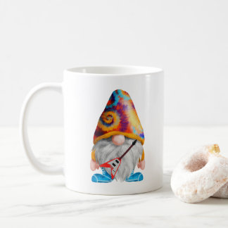 Gnome mit Gitarre und farbenfroher Hut auf einem Kaffeetasse