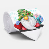 Gnome mit Weihnachtsbaumhut und Geschenk Neck Tie Krawatte (Gerollt)