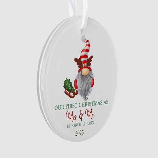 Gnome Pine Tree Sleiy Unser erstes Weihnachtsfest Ornament (Vorderseite)