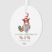 Gnome Pine Tree Sleiy Unser erstes Weihnachtsfest Ornament (Vorderseite)