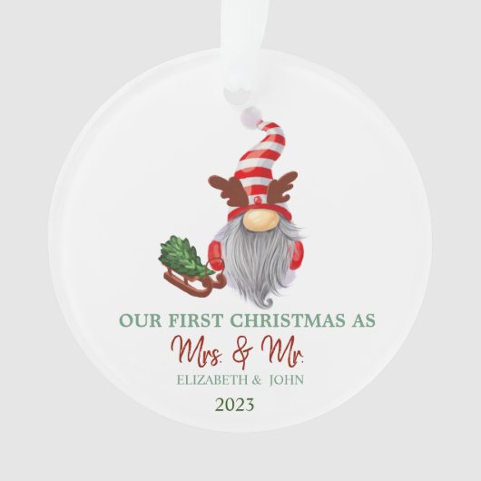 Gnome Pine Tree Sleiy Unser erstes Weihnachtsfest Ornament (Vorderseite)