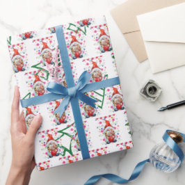 Gnome Santa mit Weihnachtsbäumen im Hintergrund Geschenkpapier