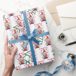 Gnome Santa mit Weihnachtsbäumen im Hintergrund Geschenkpapier