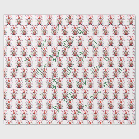 Gnome Santa mit Weihnachtsbäumen im Hintergrund Geschenkpapier (Flach)