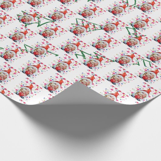 Gnome Santa mit Weihnachtsbäumen im Hintergrund Geschenkpapier (Ecke)