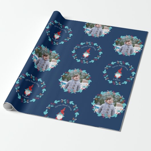 Gnome Sweet Gnome Blumenkreath Custom Foto Blue Geschenkpapier (Ungerollt)