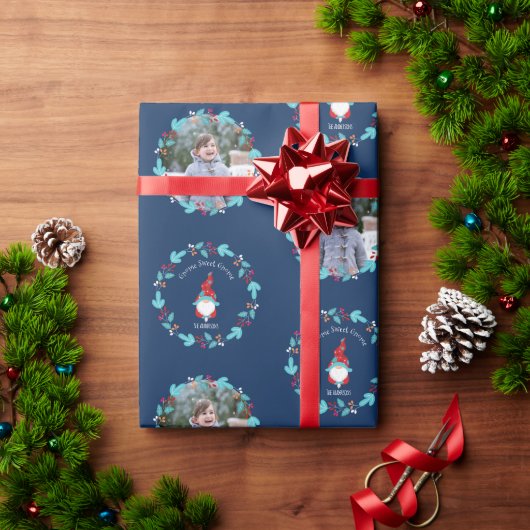 Gnome Sweet Gnome Blumenreath Blue Custom Foto Geschenkpapier (Feiertagsgeschenk)