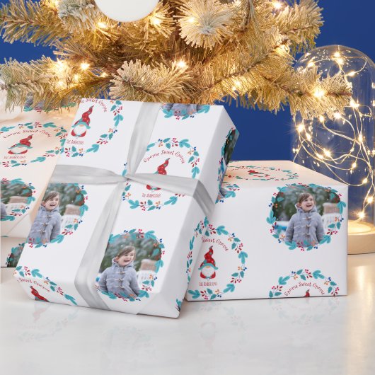 Gnome Sweet Gnome Blumenreath Niedliches Foto Geschenkpapier (Feiertage)