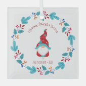 Gnome Sweet Gnome Elf Blumenreath Whimsical Fun Ornament Aus Glas (Vorderseite)