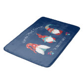 Gnome Sweet Gnome Niedlich Moderne Holiday Elf Nav Badematte (Schrägansicht)