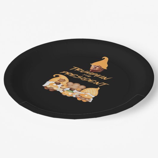 Gnome Sweet Gnome Wählen Trumpkin Classic Pappteller (Schrägansicht)