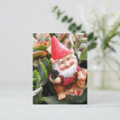Gnome verstecken sich in den Sukkulenten Postkarte (Stehend Vorderseite)
