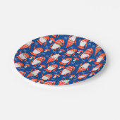 Gnome-Weihnachtsrot nordisch-modern Pappteller (Schrägansicht)