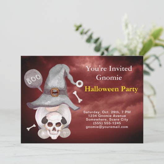 Gnome Witch Skull Cloudy Red Sky Halloween-Party Einladung (Stehend Vorderseite)