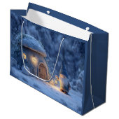 Gnome with a Lantern Outside a Snowy Stone Hut Große Geschenktüte (Vorderseite Schrägansicht)