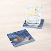 Gnome with a Lantern Outside a Snowy Stone Hut Rechteckiger Pappuntersetzer (Vor Ort)