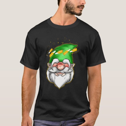 Gnome With Headache From Bottles On St Patricks Da T-Shirt (Vorderseite)