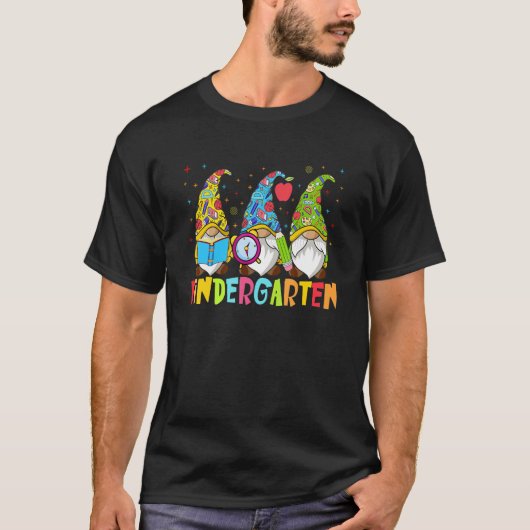 Gnomen Kindergarten Crew First Day Teacher Back To T-Shirt (Vorderseite)